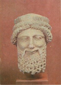 Голова бородатого мужчины в венке из листьев. 520-490 годы до н.э. Известняк. Из Пергамоса, область Ларнака (Ларнака, Археологический музей)
